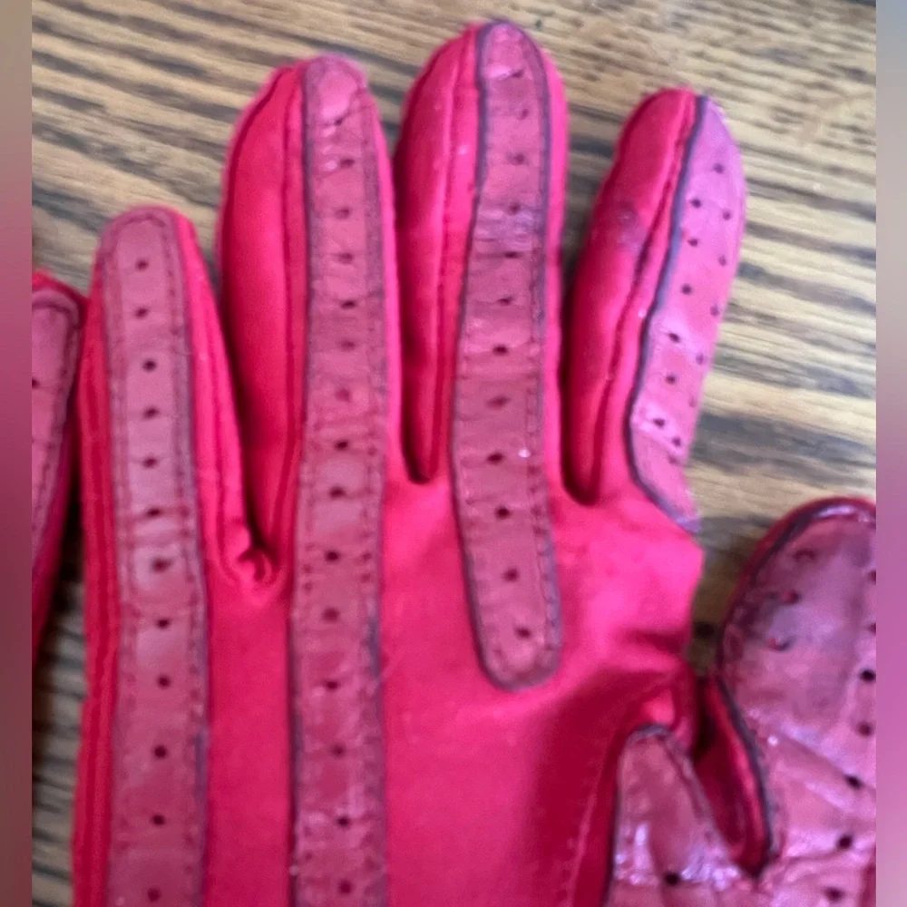 Isotoner red ladies’ gloves. - Picture 7 of 11